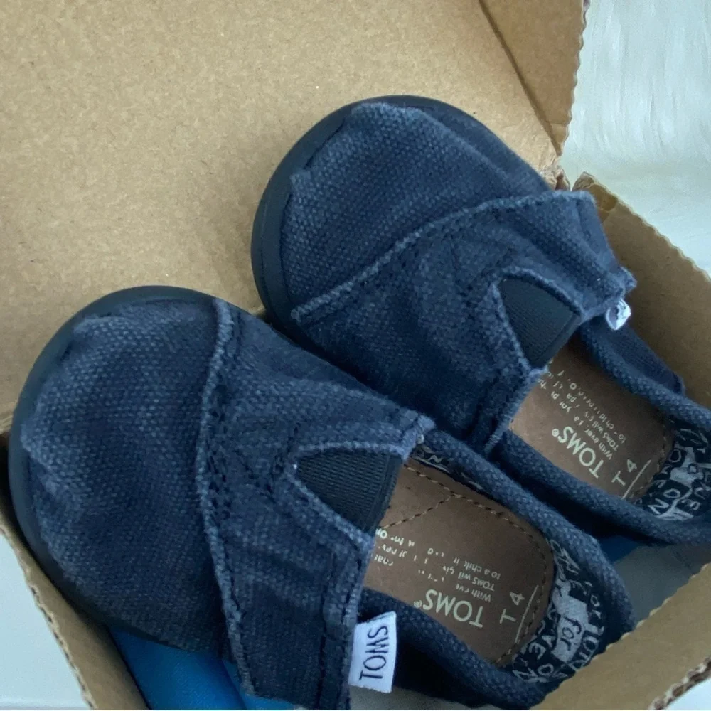 TOMS TINY CLASSIC BLACK CANVAS SHOES SIZE 4 BABY